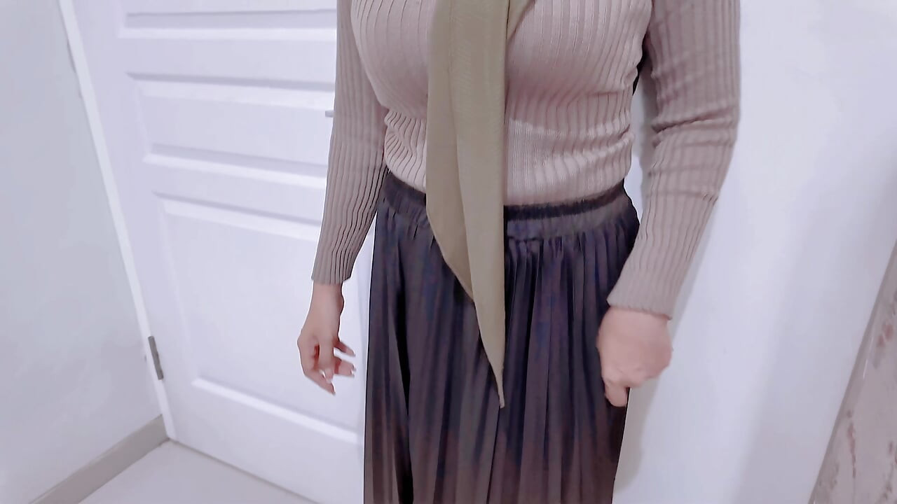Thumbnail of Boss traps his sexy hijab secretary