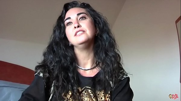 Thumbnail of Toda una señora en la calle — escena madura en español